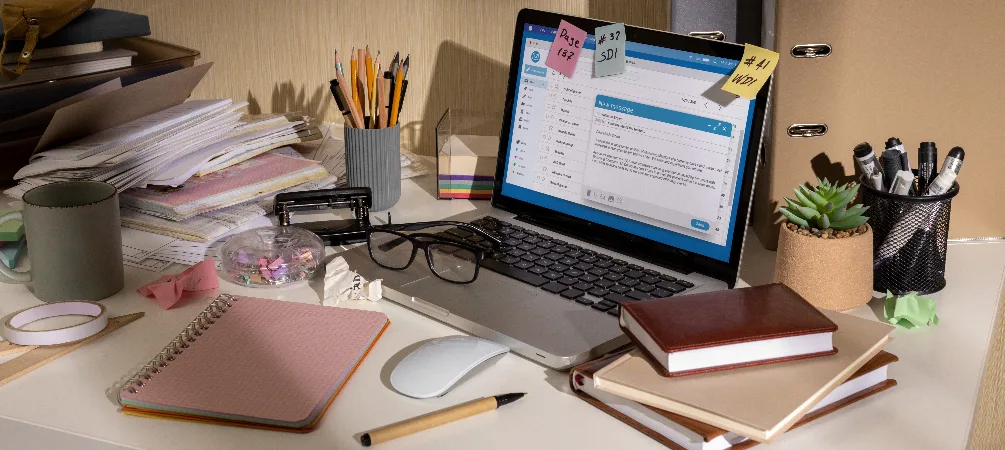 Ban lam viec cua ban luc nao cung bua bon voi day cap roi ram giay to vuong vai va cac thiet bi linh tinh